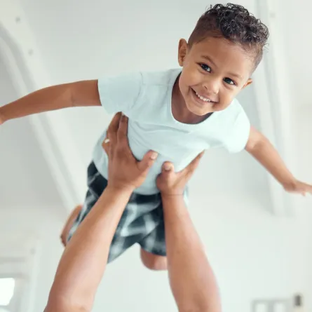 صورة طفل مع والده