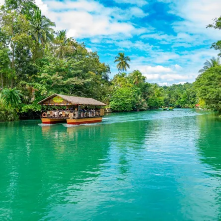 سفينة سياحية في نهر لوبوك 