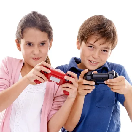 صورة طفلين يمارسان ألعاب الفيديو