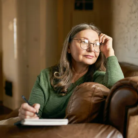 مغادرة الأبناء للمنزل تمثّل مرحلة حسّاسة في حياة الأم Image by shurkin_son on Freepik