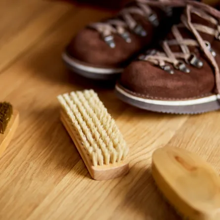 حذاء مصنوع من الشامواه