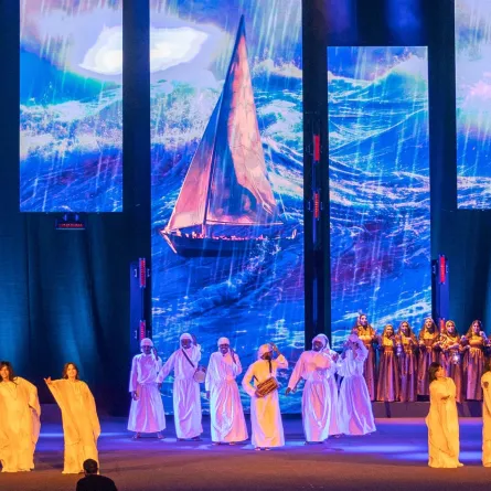 صورة للعرض المسرحي الذي قدم بافتتاح المهرجان -الصورة من المركز الإعلامي لمهرجان المسرح الخليجي