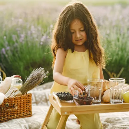 صورة لطفلة تتناول الطعام