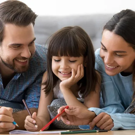 صورة لطفلة سعيدة وسط والديها