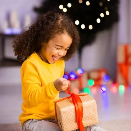 صورة لطفلة سعيدة بالتوزيعات