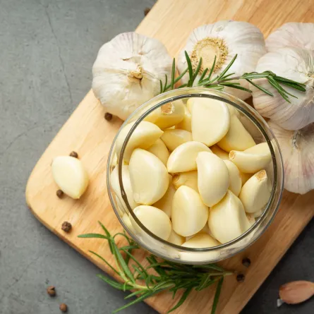 يساهم الثوم في تعزيز المناعة وتقوية صحة القلب -Image by jcomp on Freepik