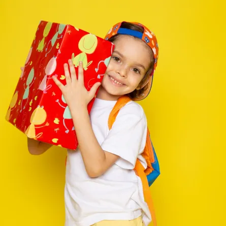 صورة لطفل يحمل هدية