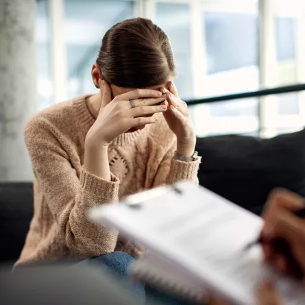 تحسين الصحة النفسية للمرأة يتطلب الاهتمام بعوامل متعدّدة في الحياة اليومية Image by Drazen Zigic on Freepik