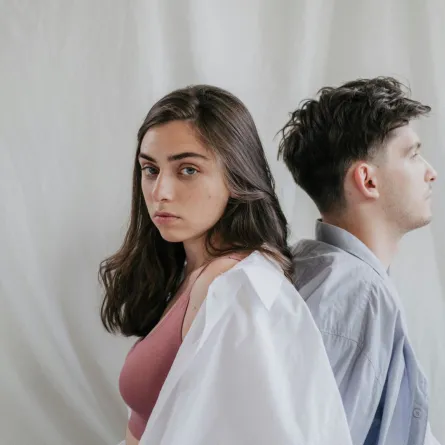 خطيب  يقف في اتجاه مخالف لخطيبته 