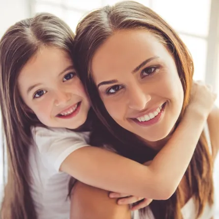 صورة لطفلة متعلقة بأمها