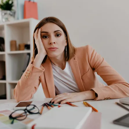 امرأة متعبة تعمل في المكتب