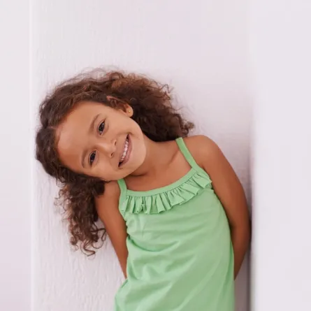 طفلة بفستان ناعم مناسب للاحتفال باليوم الوطني السعودي