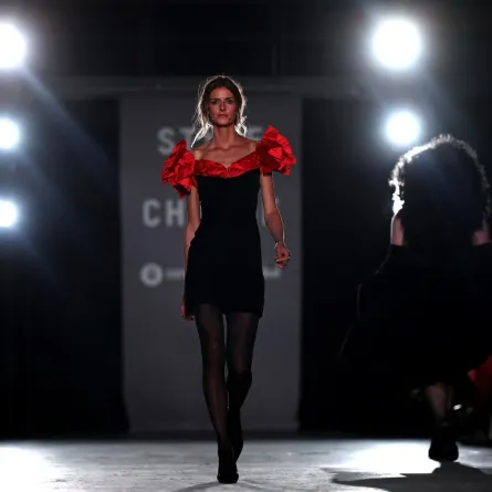 عرض أزياء في افتتاح أسبوع لندن للموضة لصيف 2025 -مصدر الصورة: HENRY NICHOLLS / AFP