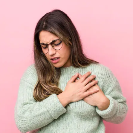 امرأة تشعر بألم في ناحية القلب - المصدر freepik