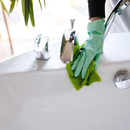 العناية بنظافة حوض الاستحمام 