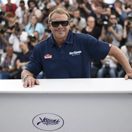 تشاد ماكوين Chad McQueen خلال جلسة تصوير لفيلم "Steve McQueen : The Man & Le Mans"  في مهرجان كان السينمائي بدورته الثامنة والستين في كان، جنوب شرق فرنسا، في 16 مايو/أيار 2015. AFP PHOTO / LOIC VENANCE (Photo by LOIC VENANCE / AFP)