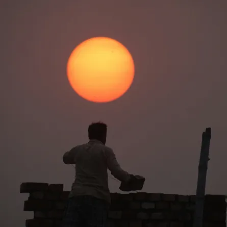 الإمارات تنهي حظر العمل وقت الظهيرة . الصورة من موقع unsplash