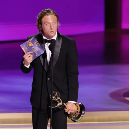 جيريمي ألين وايت يتسلم جائزة أفضل ممثل رئيسي في مسلسل كوميدي في مسرح بيكوك في لوس أنجلوس، كاليفورنيا (Jeremy Allen White accepts the Outstanding Lead Actor in a Comedy Series award at Peacock Theater in Los Angeles, California). مصدر الصورة: Kevin Winter/Getty Images/AFP