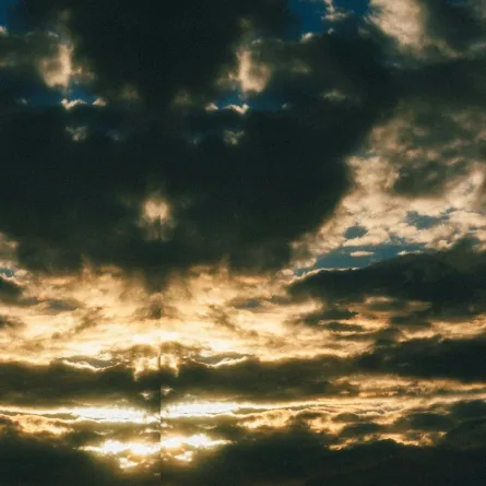 الشمس تتكاثف حولها السحب في السماء أثناء شروقها