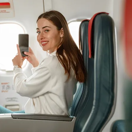 مسافرة داخل الطائرة