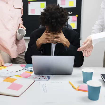 كيفية حماية نفسك والارتقاء بمهنتك في بيئة العمل السامة؟