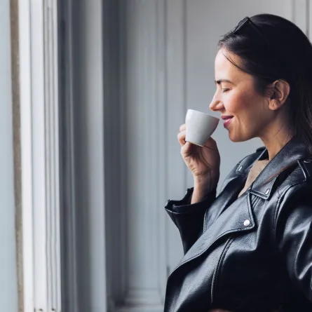 صورة لحامل تحتسي مشروباً ساخناً