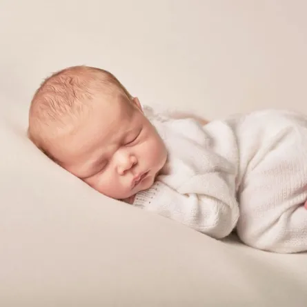 صورة لمولود حديث الولادة ينام نوما عميقا