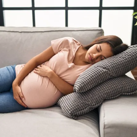 صورة لحامل في شهور متقدمة ونائمة على جنبها