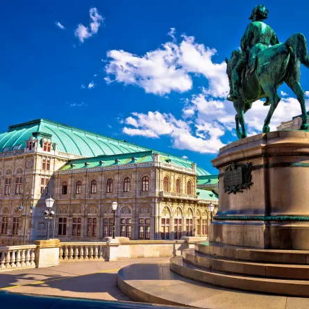 ساحة دار الأوبرا في فيينا