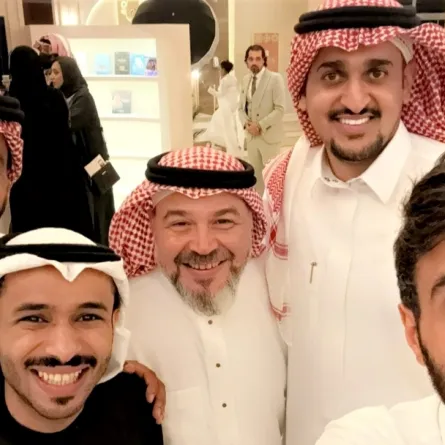 رياض الصلحاني برفقة عدد من الفنانين في اختتام مهرجان المسرح الخليجي- الصورة من حسابه على منصة إكس