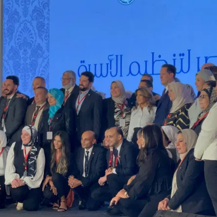 سميرة سعيد تلتقط الصور التذكارية مع فريق عمل المشروع