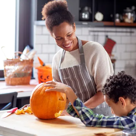 صورة لطفل مع أمه في المطبخ