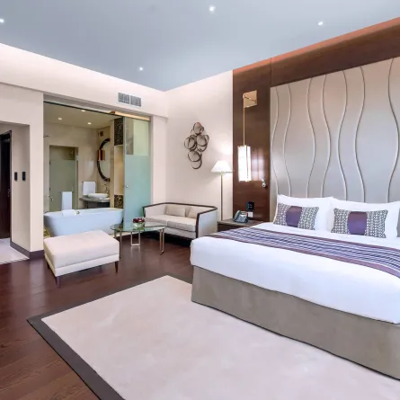 لقطة لإحدى غرف جراند ميلينيوم تبوك