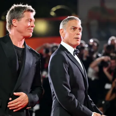 جورج كلوني وبراد بيت خلال مهرجان فينيسيا السينمائي الدولي الحادي والثمانين في فينيسيا ليدو (George Clooney and Brad Pitt during the 81st International Venice Film Festival at Venice Lido). مصدر الصورة: Alberto PIZZOLI / AFP