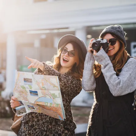 صديقتان تستمتعان بإجازتهما