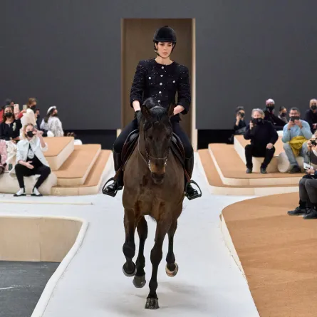 من عرض شانيل للخياطة الراقية ربيع 2022 Chanel- صور العروض من Launchmetrics/Spotlight©