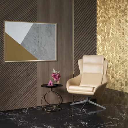 غرفة معيشة ذات أرضية مبلطة بالرخام الأسود