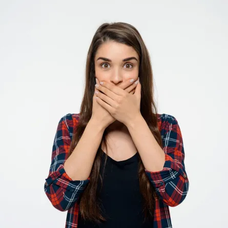 امرأة صامتة تبدو مذهولة