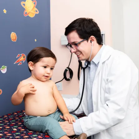 صورة لطفل يجري فحصا لدى الطبيب