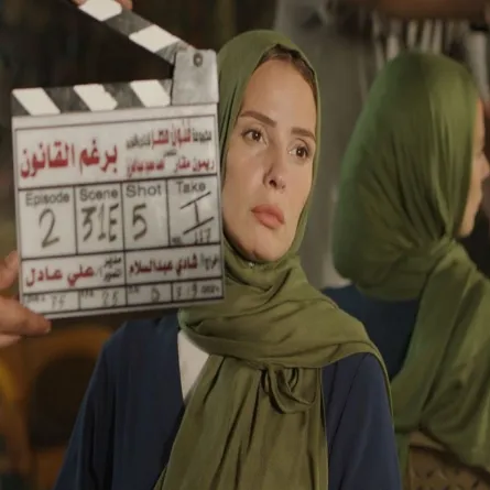 إيمان العاصي في كواليس مسلسل برغم القانون- الصورة من المكتب الإعلامي للشركة المتحدة