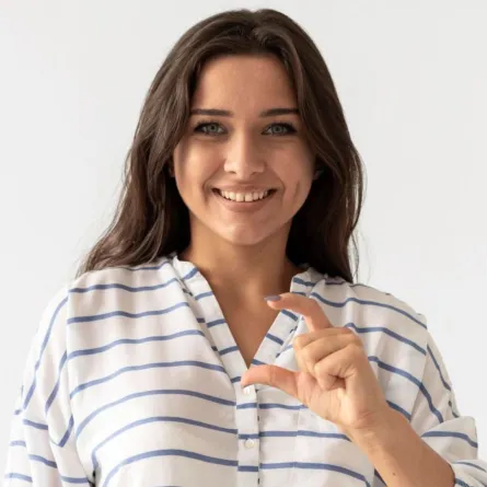 فتاة تحرك أصابعها بلغة الإشارة 