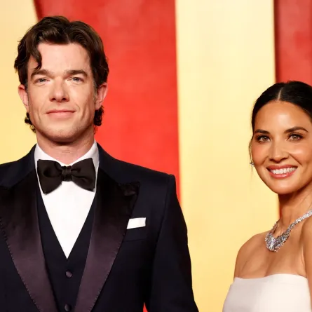 أوليفيا مون وجون مولاني في مركز واليس أنينبيرج للفنون المسرحية في بيفرلي هيلز، كاليفورنيا (Olivia Munn and John Mulaney at the Wallis Annenberg Center for the Performing Arts in Beverly Hills, California). مصدر الصورة: Michael TRAN / AFP