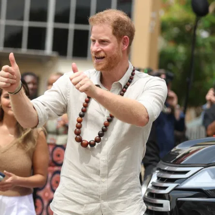 الأمير هاري خلال زيارته لأكاديمية لايتواي في أبوجا (Prince Harry during his visit at the Lightway Academy in Abuja). مصدر الصورة: Kola Sulaimon / AFP