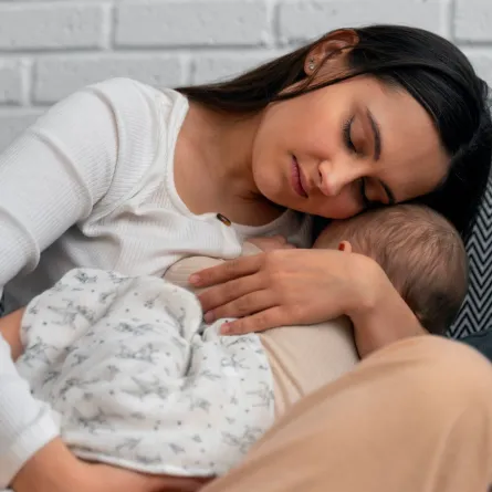 صورة لأم مع رضيعها