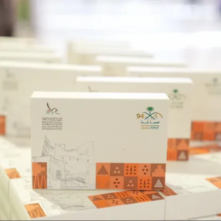 هدايا تذكارية للزوار السعوديين. الصورة من مكتب دبي الإعلامي