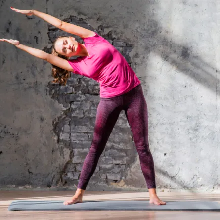 تمرين الانحناء الجانبي -المصدر freepik 