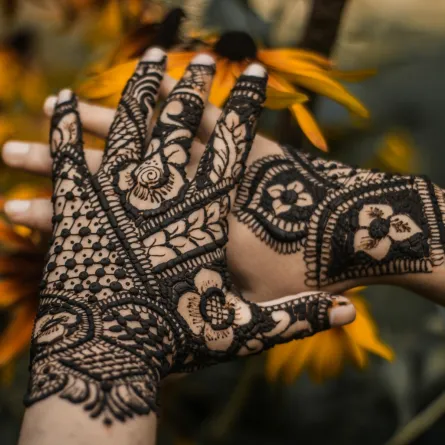 تفسير حلم الحناء في يدي شخص آخر