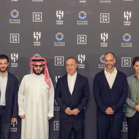 جرى التوقيع بين بالأستاذ فهد بن نافل رئيس مجلس إدارة شركة نادي الهلال، ومنصة DAZN التي مثلها كيسي جرين، رئيس DAZN في منطقة الشرق الأوسط وشمال إفريقيا