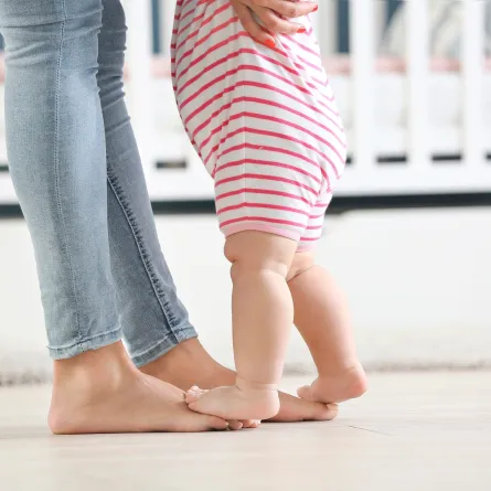 صورة لطفل مع والدته