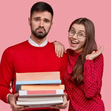 زوج شاب يحمل كتب زوجته الطالبة بالجماعة وهو مقطب الحاجبين